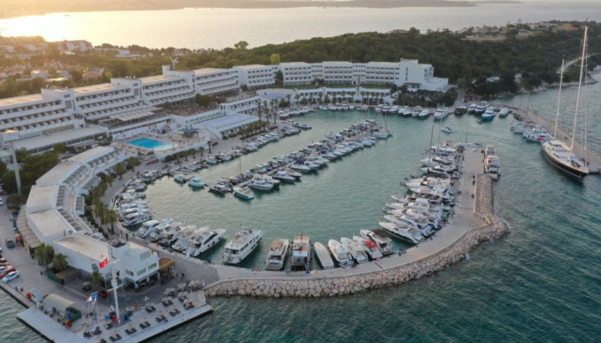 cesme altinyunus marina